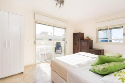 Luxury Duplex Apt w/ Balcony by Sea N' Rent - image 16