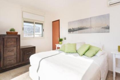 Luxury Duplex Apt w/ Balcony by Sea N' Rent - image 17