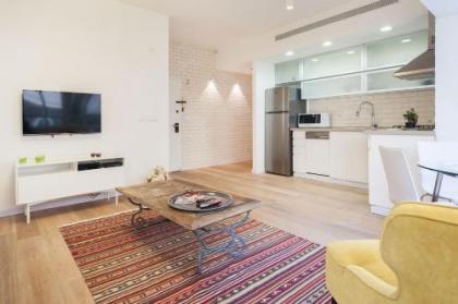 Bright 2BD Apartment in the Heart of Tel Aviv by Sea N' Rent - image 1