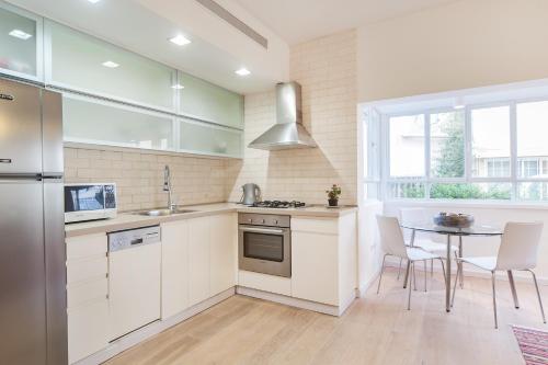 Bright 2BD Apartment in the Heart of Tel Aviv by Sea N' Rent - image 4