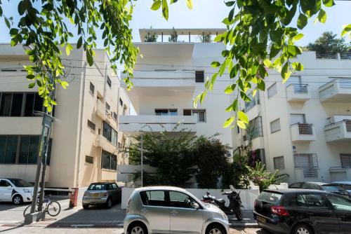 Beautiful 2Bd w/ Private Balcony by Sea N' Rent - image 7