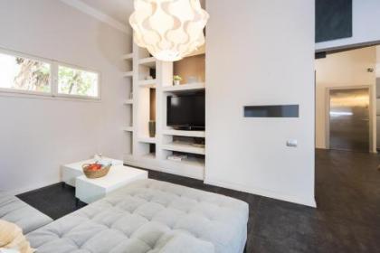 Beautiful 2Bd w/ Private Balcony by Sea N' Rent - image 9