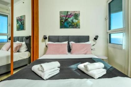 Superb Beachfront Apartments with Pool by Sea N' Rent - image 14