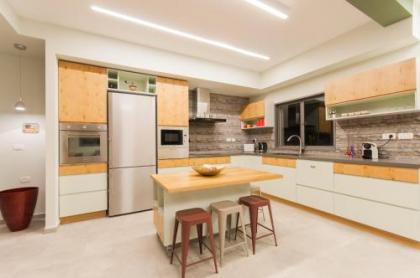 Ben Gurion Apartment - image 10