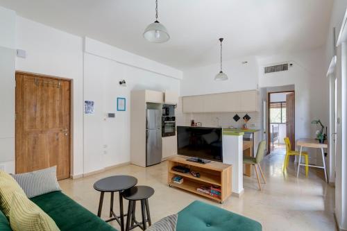 TLV2RENT Unique Dizengof Apartment - image 3