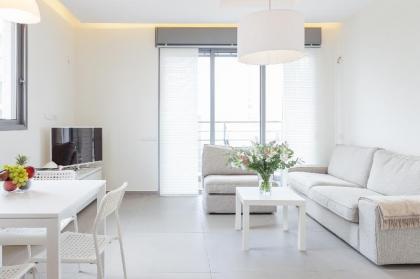 Best Location Luxuous 2BR Sea View w/parking - image 1