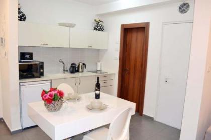 Classic 1BR in City Center near Beach by FeelHome - image 12