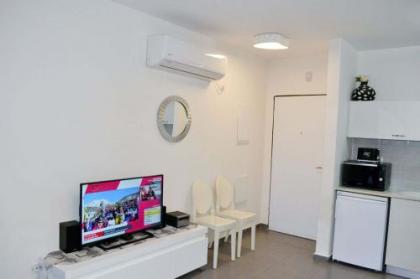 Classic 1BR in City Center near Beach by FeelHome - image 18