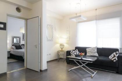Classic 1BR in City Center near Beach by FeelHome - image 3