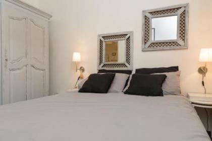 Classic 1BR in City Center near Beach by FeelHome - image 4