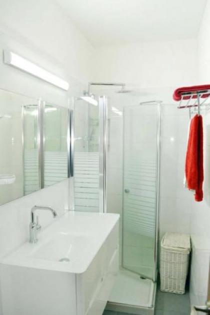Classic 1BR in City Center near Beach by FeelHome - image 6