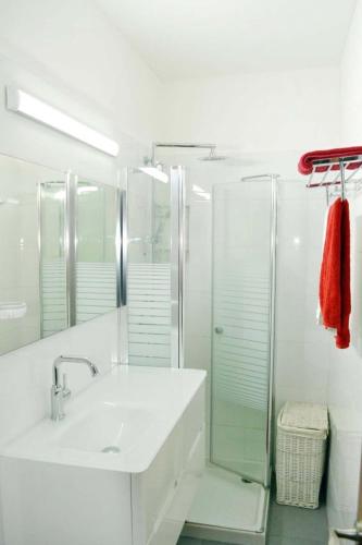 Classic 1BR in City Center near Beach by FeelHome - image 6