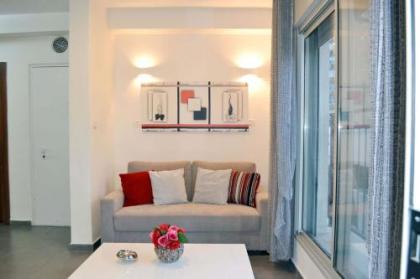 Classic 1BR in City Center near Beach by FeelHome - image 8