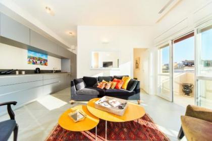 Bright 1BR Apartment w Balcony & Mamad 10 min Walk from Beach by Sea N' Rent - image 1