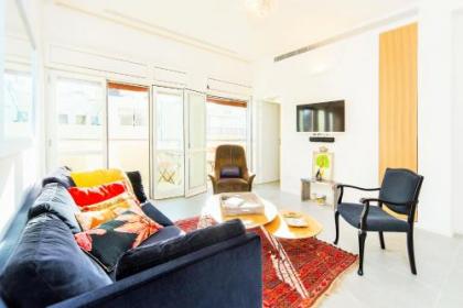 Bright 1BR Apartment w Balcony & Mamad 10 min Walk from Beach by Sea N' Rent - image 12