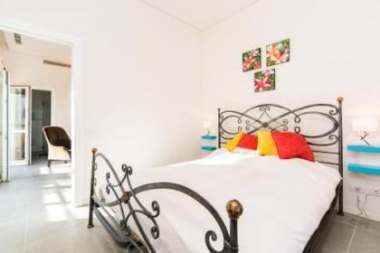 Bright 1BR Apartment w Balcony & Mamad 10 min Walk from Beach by Sea N' Rent - image 20