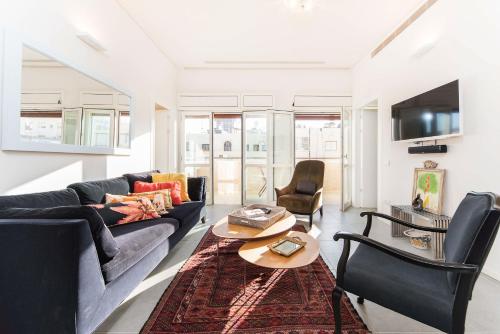 Bright 1BR Apartment w Balcony & Mamad 10 min Walk from Beach by Sea N' Rent - image 4