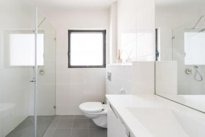 Modern 2-BR in Carmel Market by HolyGuest - image 11