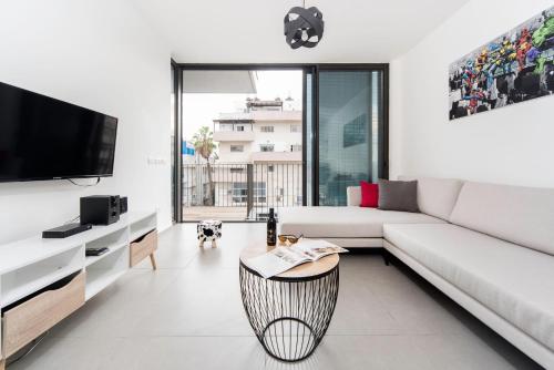 City Living Apartment w/ Parking & Balcony by Sea N' Rent - main image