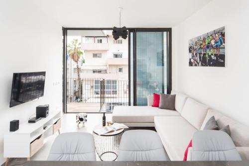 City Living Apartment w/ Parking & Balcony by Sea N' Rent - image 3