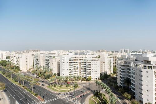 Beautiful Apts w/ Large Balcony & Parking by Sea N' Rent - image 2