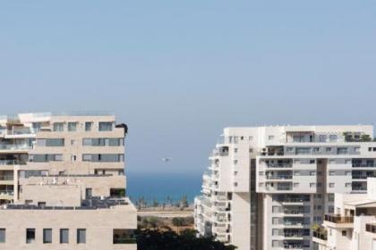 Beautiful Apts w/ Large Balcony & Parking by Sea N' Rent - image 3