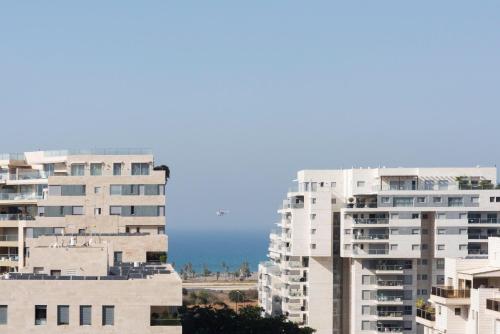 Beautiful Apts w/ Large Balcony & Parking by Sea N' Rent - image 3