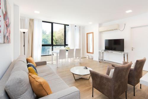 Luxury Apts 5-min Walk to Gordon Beach by Sea N' Rent - image 6