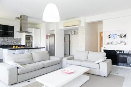 Frishman 3 Bedrooms Apartment - image 1