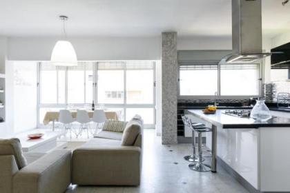 Frishman 3 Bedrooms Apartment - image 15