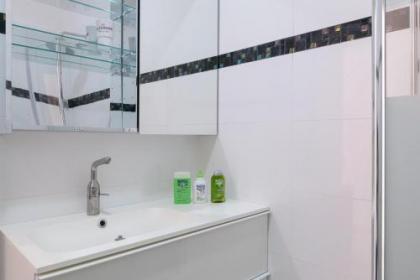 Frishman 3 Bedrooms Apartment - image 16