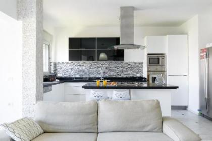 Frishman 3 Bedrooms Apartment - image 18