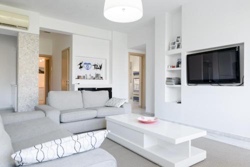 Frishman 3 Bedrooms Apartment - image 3