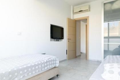 Frishman 3 Bedrooms Apartment - image 6