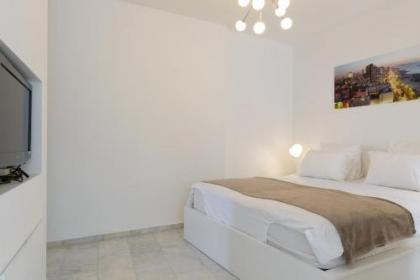 Frishman 3 Bedrooms Apartment - image 8