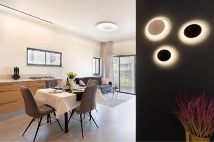 Beautiful City Apt w/Balcony by Sea N' Rent - image 17