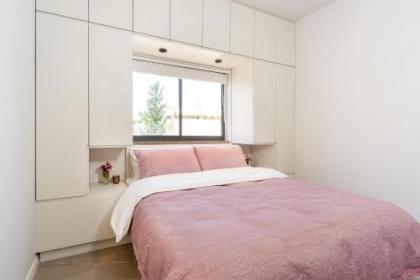 Beautiful City Apt w/Balcony by Sea N' Rent - image 18