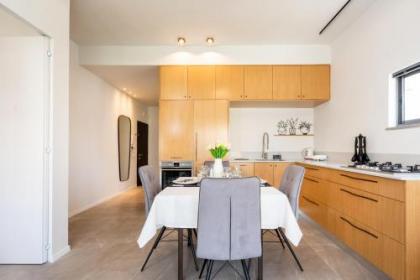 Beautiful City Apt w/Balcony by Sea N' Rent - image 4