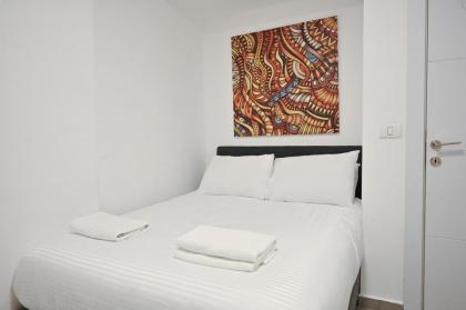 Spacious 3BR on Frishman Beach by HolyGuest - image 13