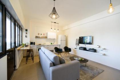 16 HaRakevet Street - By Beach Apartments TLV - image 2