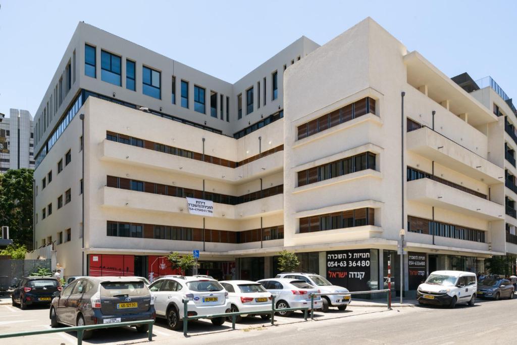 16 HaRakevet Street - By Beach Apartments TLV - image 3