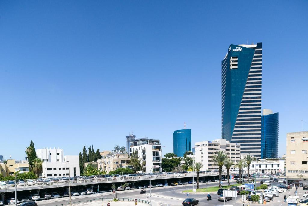 16 HaRakevet Street - By Beach Apartments TLV - image 4