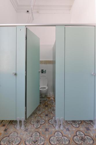 Caravan Hostel Tel Aviv By Roger Age 18-45 - image 4