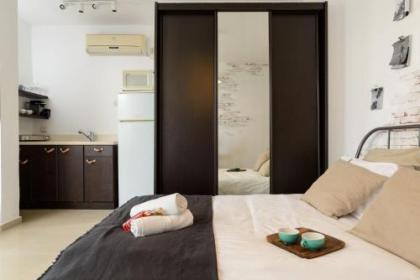 Sea View Designed Studio Apartment in Front of Hilton TLV - image 10