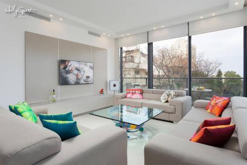 White House 3BR in Gordon Beach by HolyGuest - image 2