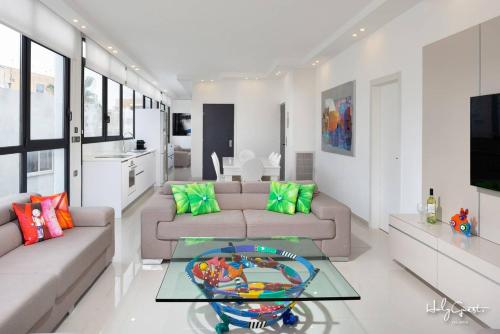 White House 3BR in Gordon Beach by HolyGuest - image 3