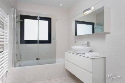 White House 3BR in Gordon Beach by HolyGuest - image 8