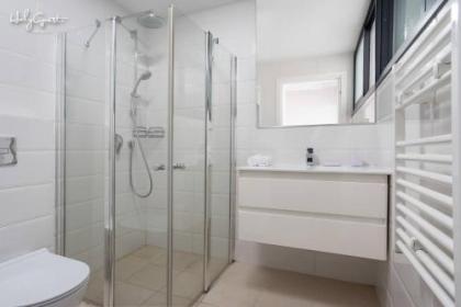 White House 3BR in Gordon Beach by HolyGuest - image 9