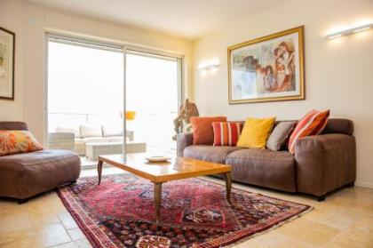 Amazing 3BR Spacious With Balcony 8th Floor - image 1