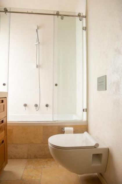 Amazing 3BR Spacious With Balcony 8th Floor - image 10